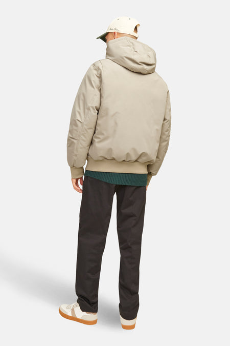 Manteau court beige de CORE BY JACK & JONES avec capuche, poignets côtelés, vu de dos.