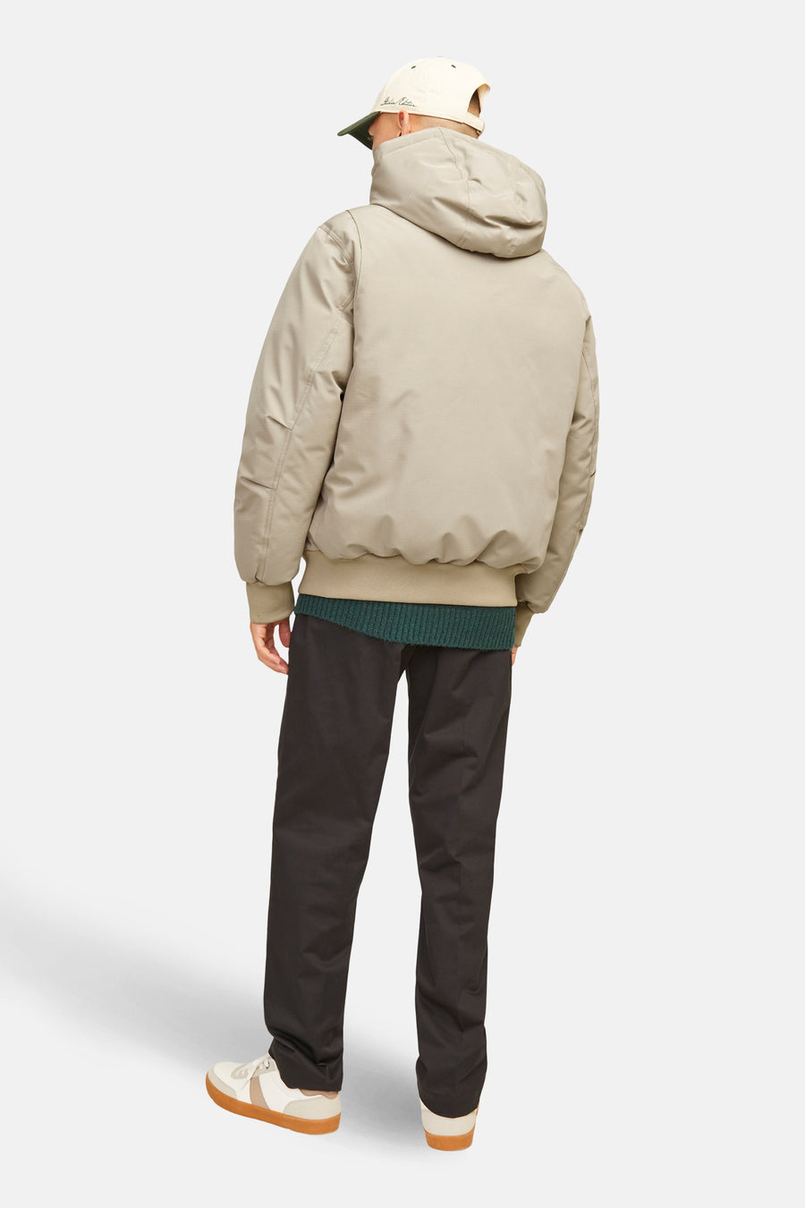 Beige korte jas van CORE BY JACK & JONES met capuchon, geribde boorden, van achteren gezien.
