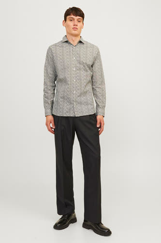 Veelkleurig overhemd met lange mouwen van PREMIUM by JACK & JONES met een fijn patroon, gecombineerd met een zwarte pantalon en schoenen.
