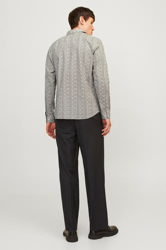 Veelkleurig overhemd met lange mouwen van PREMIUM by JACK & JONES, met een fijn patroon en gecombineerd met zwarte pantalon en schoenen, achterkant.
