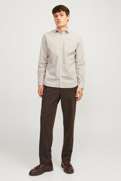 Veelkleurig overhemd met lange mouwen van PREMIUM by JACK & JONES, gedragen met donkerbruine broek en schoenen.