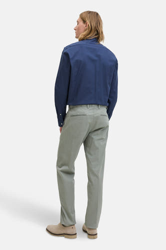 Chemise bleue à manches longues de PREMIUM by JACK & JONES, vue de derrière, associée à un pantalon kaki et des chaussures en cuir de mouton.