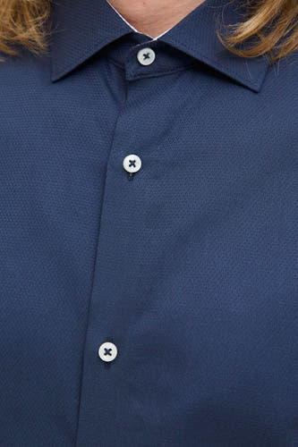 Chemise bleue à manches longues de PREMIUM by JACK & JONES, avec des boutons blancs et un motif à carreaux subtil.