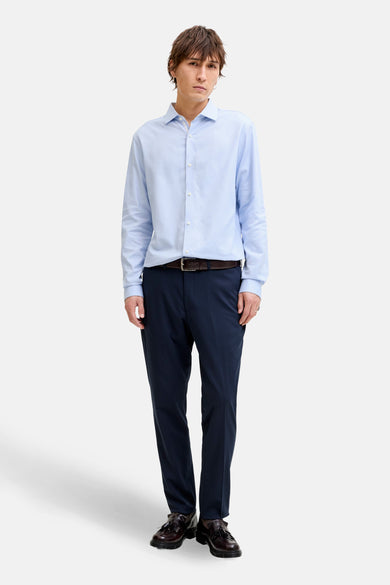 Blauw overhemd met lange mouwen van PREMIUM by JACK & JONES, gedragen met donkere broek en leren schoenen.
