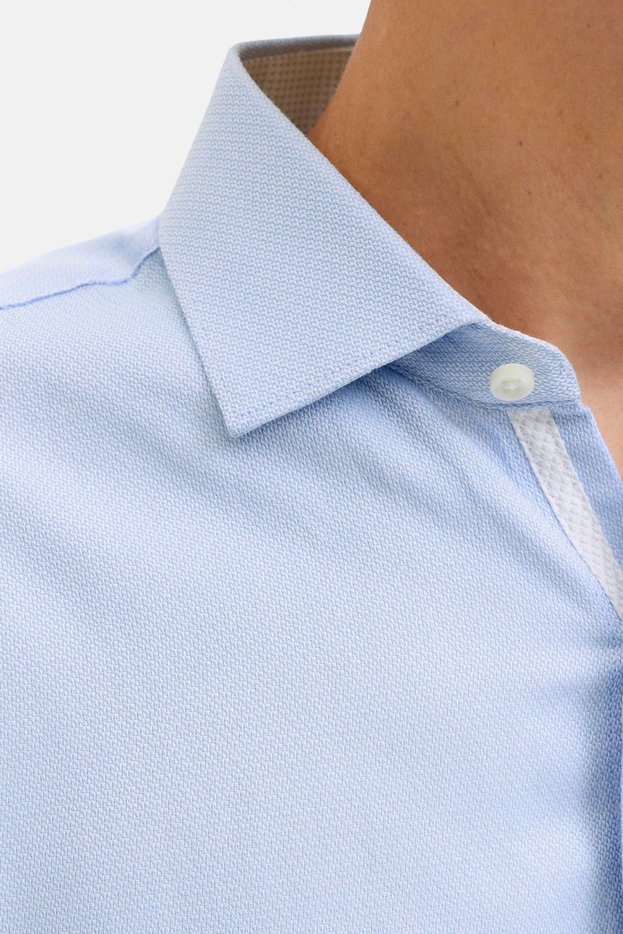 Chemise bleue à manches longues de PREMIUM by JACK & JONES, avec une fine structure et un col blanc.