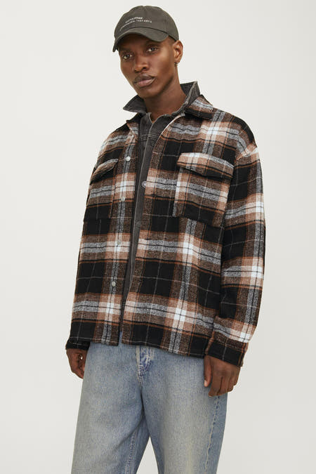 Veelkleurig overhemd met lange mouwen van ORIGINALS BY JACK & JONES, met een ruitpatroon, gedragen met een spijkerbroek en pet.
