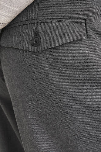 Grijze kostuumbroek van JACK & JONES JEANS INTELLIGENCE, met een zak met knoopsluiting.
