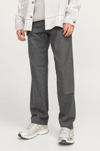 Grijze kostuumbroek van JACK & JONES JEANS INTELLIGENCE, effen stof, gecombineerd met lichte sneakers en geruit overhemd.
