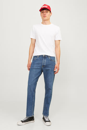 Blauw tapered jeans denim van JACK & JONES JEANS INTELLIGENCE, gecombineerd met een wit T-shirt en zwarte sneakers.