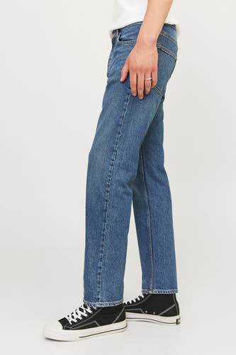 Blauwe tapered jeans van JACK & JONES JEANS INTELLIGENCE, met zwarte canvas sneakers.
