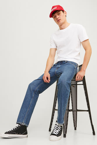 Tapered jeans van mid blue denim van JACK & JONES JEANS INTELLIGENCE, gecombineerd met een wit T-shirt en hoge sneakers.