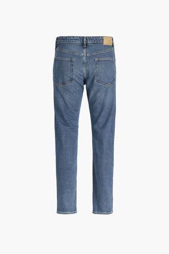 Tapered jeans van mid blue denim van JACK & JONES JEANS INTELLIGENCE, achteraanzicht met achterzakken en leren label.