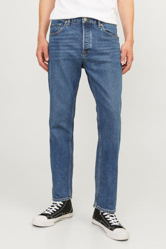 Blauwe tapered jeans van JACK & JONES JEANS INTELLIGENCE, gecombineerd met zwarte canvas sneakers.