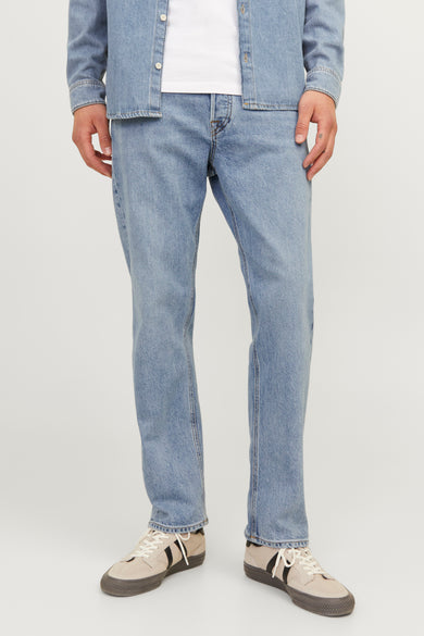 Lichtblauwe tapered jeans van JACK & JONES JEANS INTELLIGENCE, met een denim shirt en beige sneakers.
