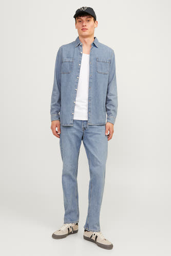 Lichtblauwe tapered jeans van JACK & JONES JEANS INTELLIGENCE, gedragen met een wit t-shirt en een denim overhemd.