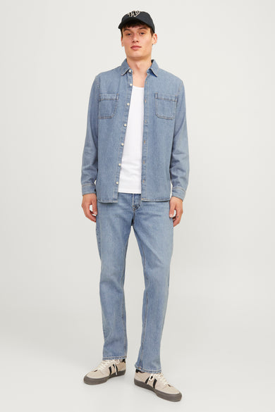 Lichtblauwe tapered jeans van JACK & JONES JEANS INTELLIGENCE, gedragen met een wit t-shirt en een denim overhemd.