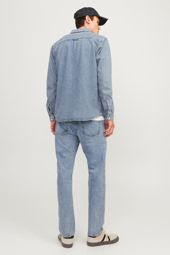 Lichtblauwe denim jeans tapered van JACK & JONES JEANS INTELLIGENCE, gezien van achteren, met bijpassend denim overhemd en donkerblauwe pet.