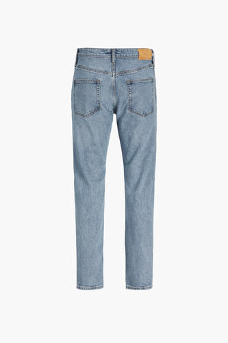 Jean tapered bleu clair de JACK & JONES JEANS INTELLIGENCE, avec des poches arrière et une étiquette en cuir marron.