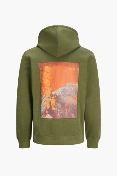 Pull-over vert de CAP par CORE by JACK & JONES, avec une impression rectangulaire d'un paysage montagneux sur le dos.