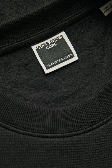 Zwarte sweater van CORE BY JACK & JONES, met een ronde hals en een labeldetail.