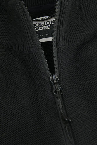 Gilet noir de CORE BY JACK & JONES, avec une fermeture éclair visible et un étiquette.