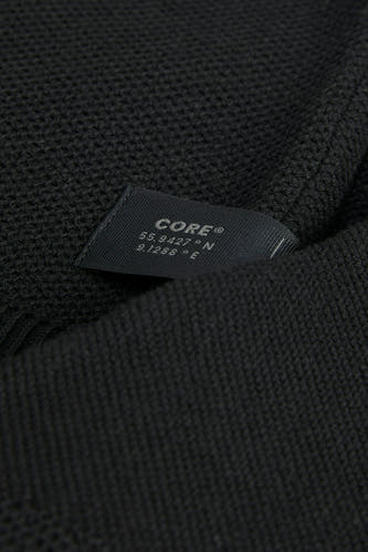 Gilet noir de CORE BY JACK & JONES, avec texture tissée et détail d'étiquette.