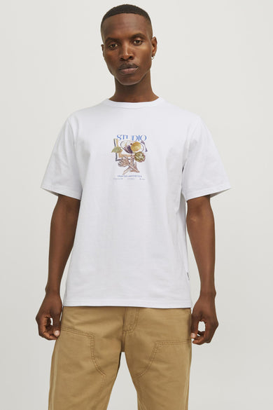 Wit T-shirt met korte mouwen van ORIGINALS BY JACK & JONES, met grafische print en gedragen met een kaki broek.
