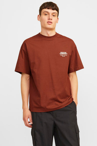 T-shirt rouge à manches courtes d'ORIGINALS par JACK & JONES, avec une petite impression blanche sur la poitrine.