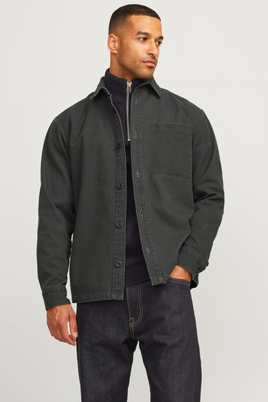 Groen overhemd met lange mouwen van Royal Denim Division, gedragen over een donkerblauwe coltrui en jeans.