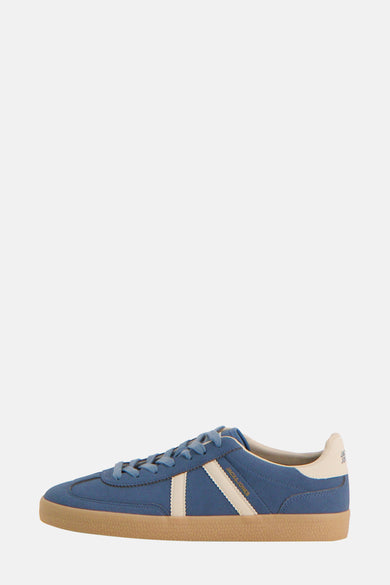 Blauwe sneakers van ACCESSORIES BY JACK & JONES, met witte strepen en bruine zool, in zij aanzicht.