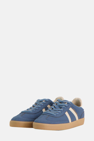 Blauwe sneakers van ACCESSORIES BY JACK & JONES met witte strepen en een bruine zool.
