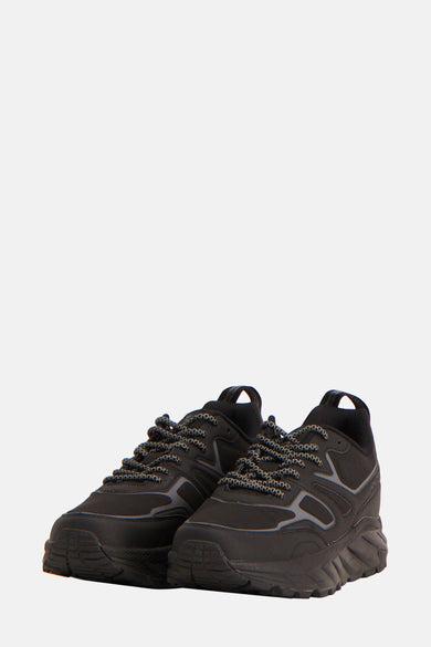 Des baskets noires d'ACCESSORIES BY JACK & JONES avec des lacets colorés et une semelle robuste.