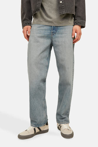 Wijde jeans van lichtblauw denim van JACK & JONES JEANS INTELLIGENCE, met een casual pasvorm en gedragen met sneakers en een donkerkleurige jas.
