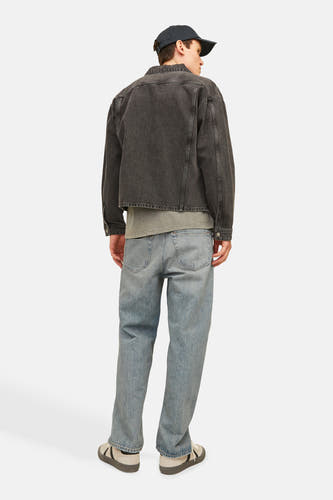 Wijde jeans van JACK & JONES JEANS INTELLIGENCE, in lichtblauwe denim, gezien van achteren, met een jas en schoenen.