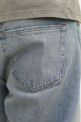Lichtblauwe wide jeans van JACK & JONES JEANS INTELLIGENCE, met een achterzak en een spijkerstof textuur.
