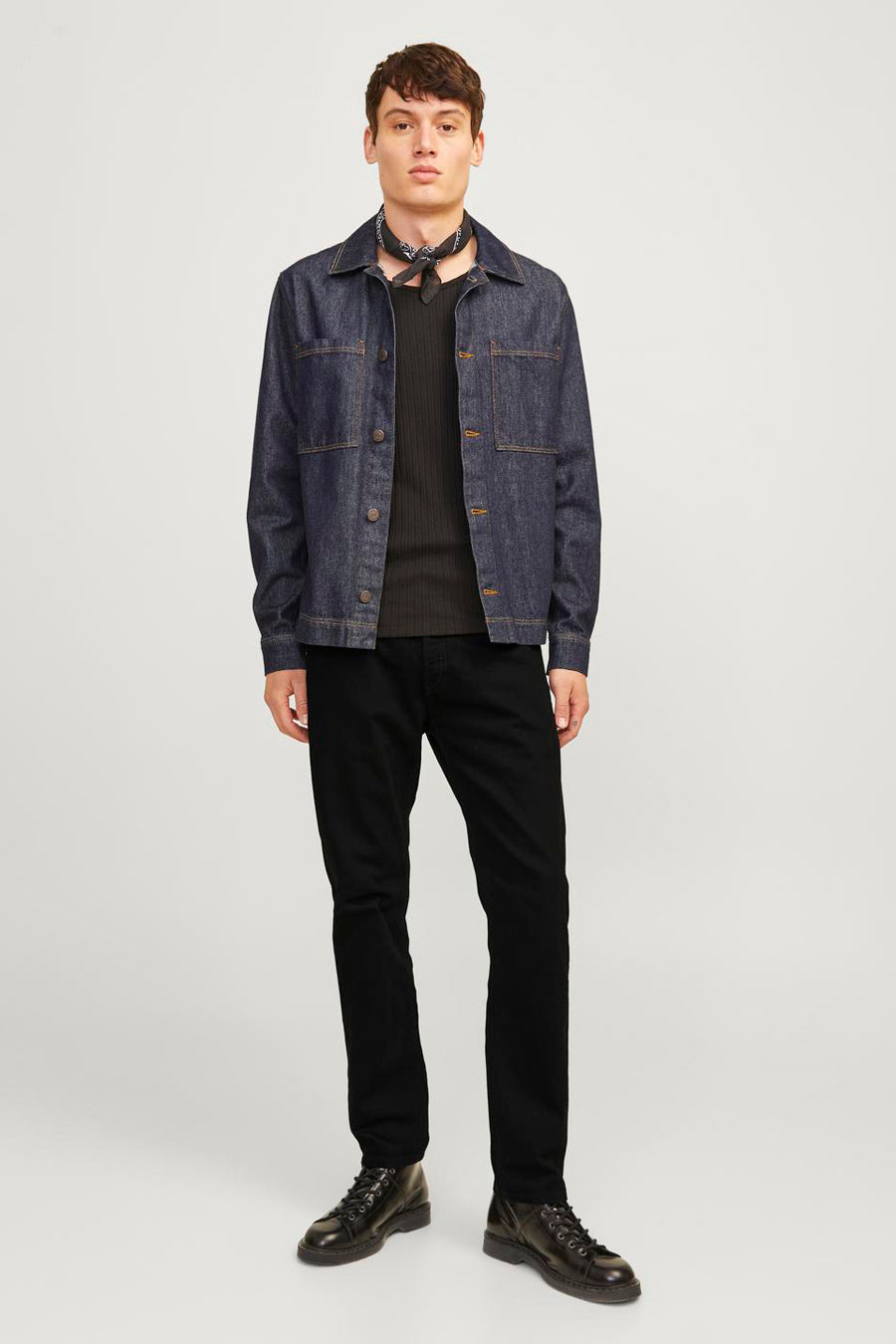 Zwarte tapered jeans MIKE van JACK & JONES JEANS INTELLIGENCE, gedragen met een spijkerjack en bandana.