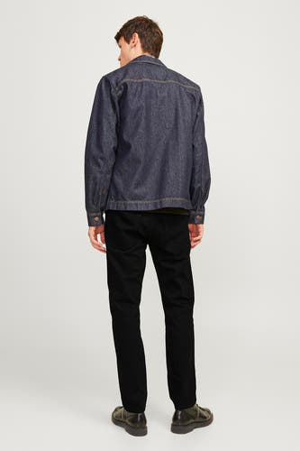 Zwarte denim jeans tapered van Jack & Jones Jeans Intelligence, gezien van achteren, met een donkerblauw denim jack.