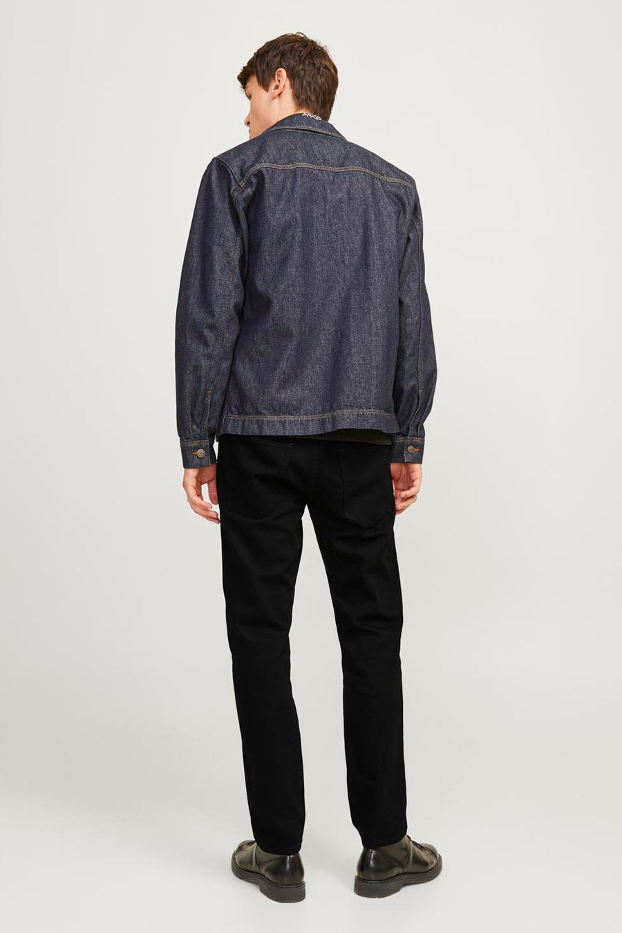 Zwarte denim jeans tapered van Jack & Jones Jeans Intelligence, gezien van achteren, met een donkerblauw denim jack.