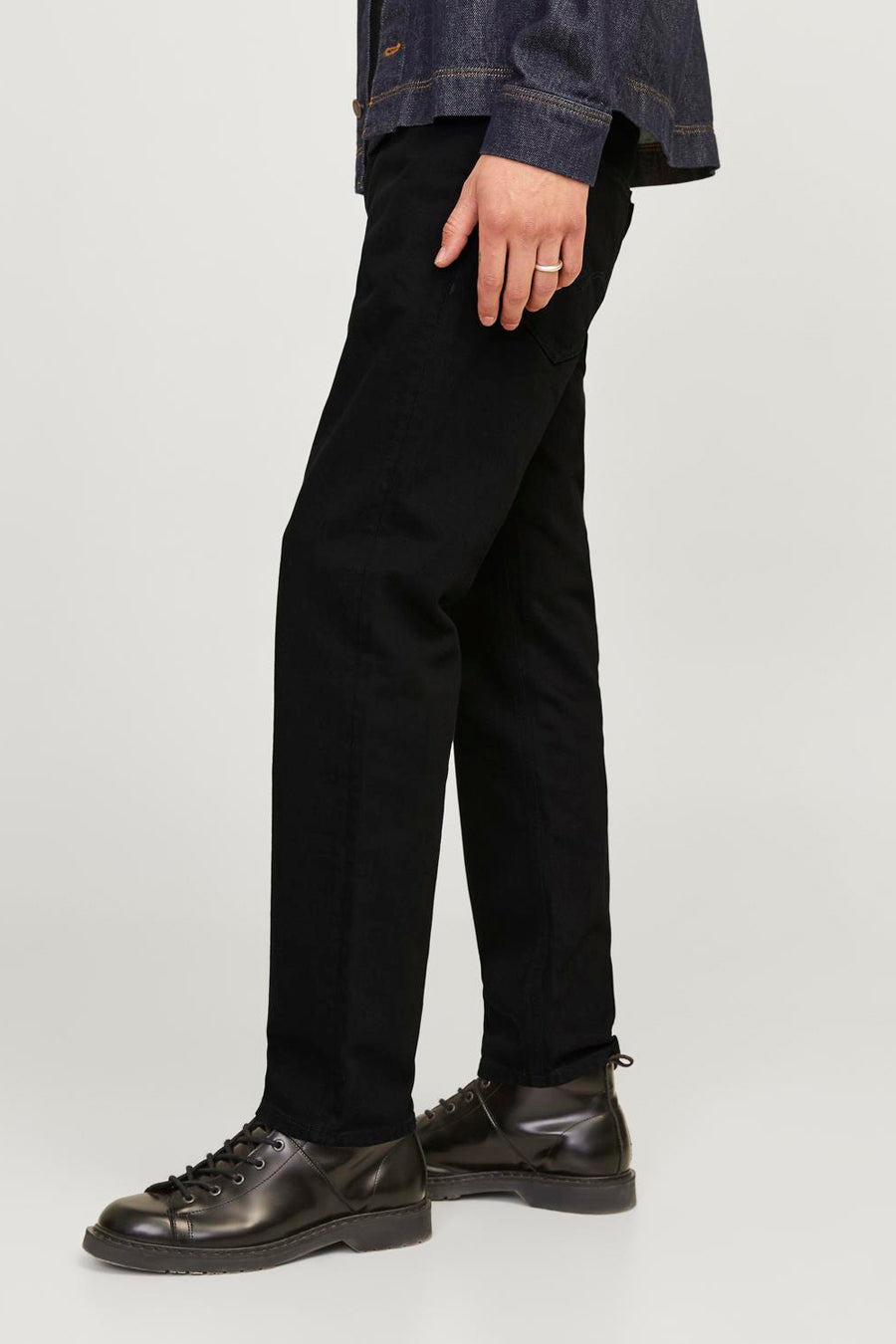 Jean tapered noir de JACK & JONES JEANS INTELLIGENCE, avec détail de poche et coutures subtiles, combiné avec un haut en maille côtelée.