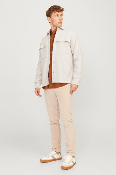 Ecru hemd van PREMIUM by JACK & JONES, gedragen met een bruin shirt en corduroy broek.