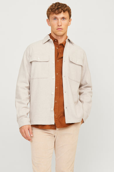 Ecru hemd van PREMIUM by JACK & JONES, gedragen met een bruin corduroy overhemd en beige corduroy broek.