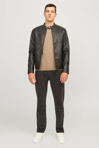 Pull beige à col rond de JJREBEL, porté avec une veste en cuir noire et des jeans gris.