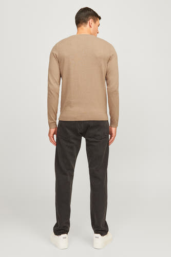 Gilet rond beige de JJREBEL, vu du l'arrière combiné avec une jeans jeans et des baskets crème.
