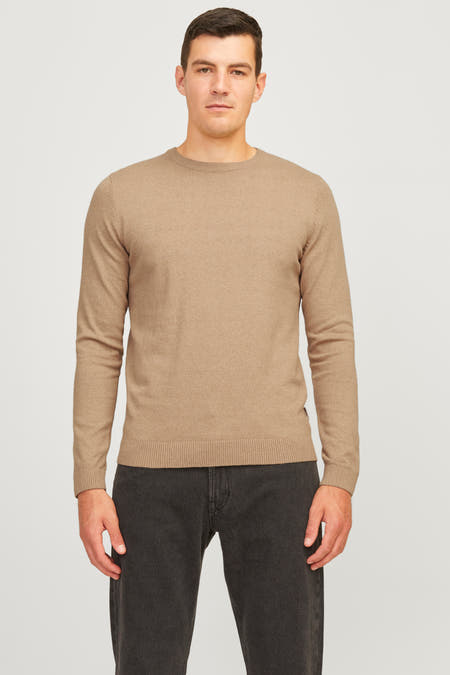 Beige trui met ronde hals van JJREBEL, gedragen met een donkere jeans.
