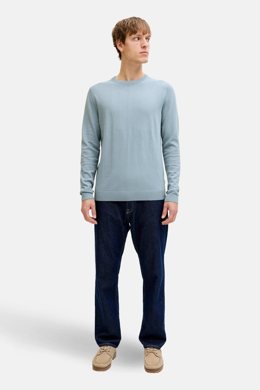Blauw trui met ronde hals van JJREBEL, gedragen met donkere jeans en suède mocassins.