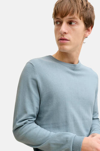 Pull bleu en coton à col rond de JJREBEL, montré en gros plan.