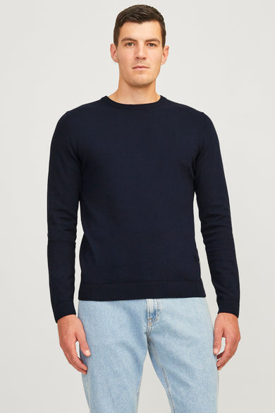 T-shirt bleu avec col rond de JJREBEL, vu de derrière, associé à des jeans bleu clair et des baskets blanches.