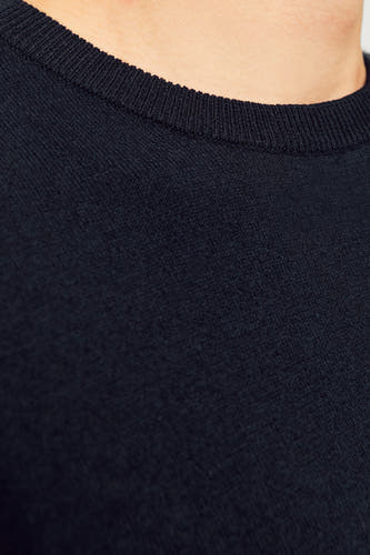 T-shirt bleu avec col rond de JJREBEL, gros plan sur la texture et la ligne du col.