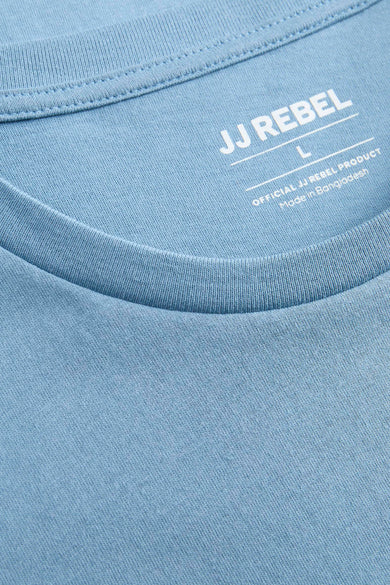 Blauw T-shirt met korte mouwen van JJREBEL, close-up van de halslijn en het label.