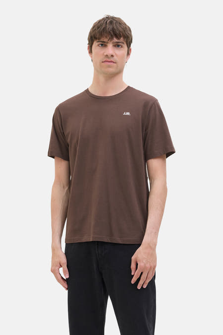 Bruin T-shirt met korte mouwen van JJREBEL, gedragen met zwarte jeans.
